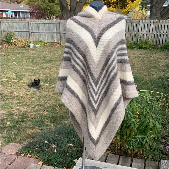 Vintage Hilda Ltd Hooled Poncho - Fuzzy Wool Statement Piece - Picture 7 of 13